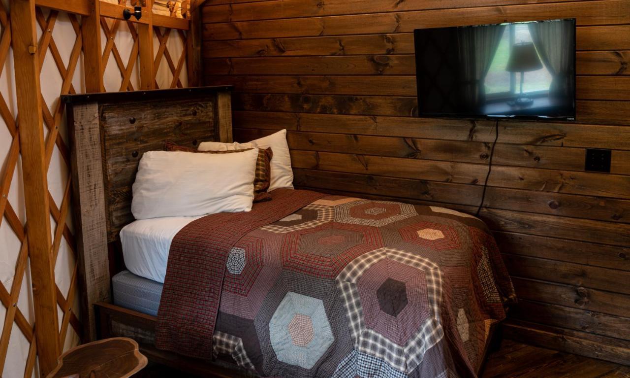 Tranquil Haven Luxy Yurt - Creekside Glamping With Private Hot Tub Topton Exterior foto